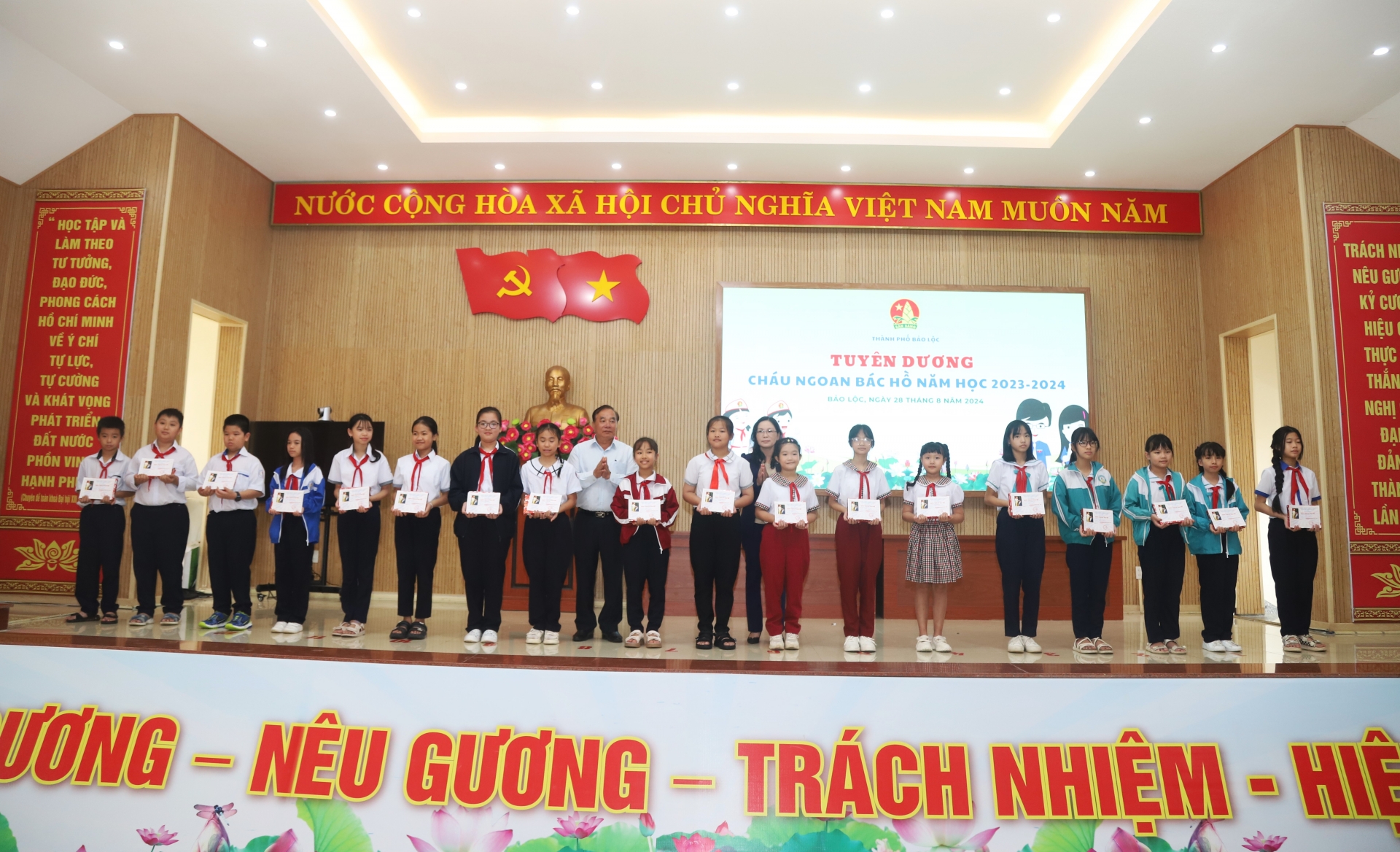 Bảo Lộc: Tuyên dương 147 học sinh, thiếu nhi tiêu biểu tham gia hoạt động Hè