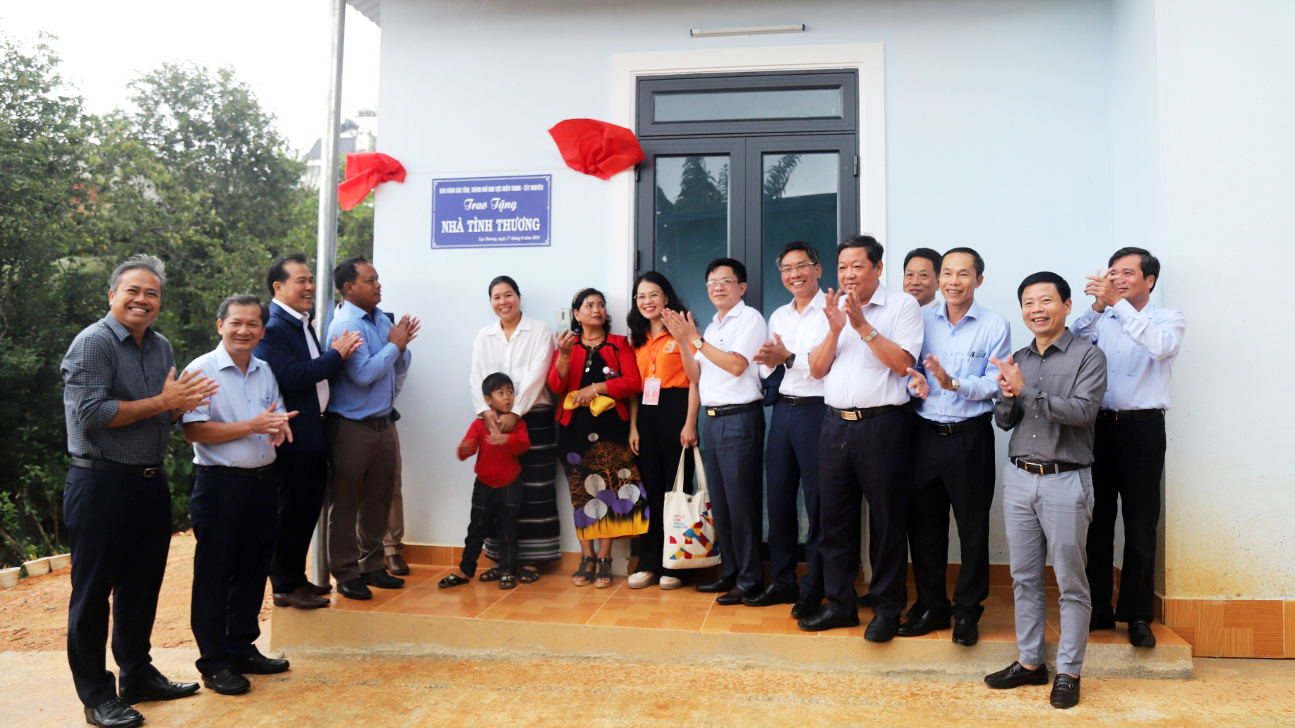 Báo Đảng khu vực miền Trung - Tây Nguyên trao nhà tình thương và tặng học bổng cho học sinh nghèo