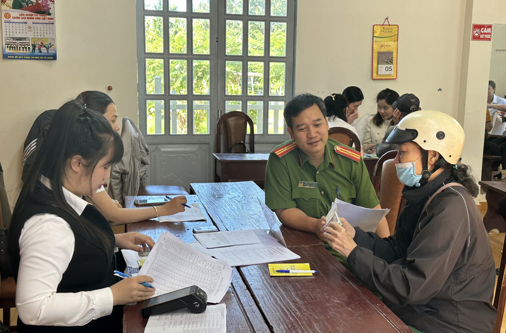 Đẩy mạnh chi trả trực tiếp lương hưu và trợ cấp BHXH qua tài khoản cá nhân cho người hưởng