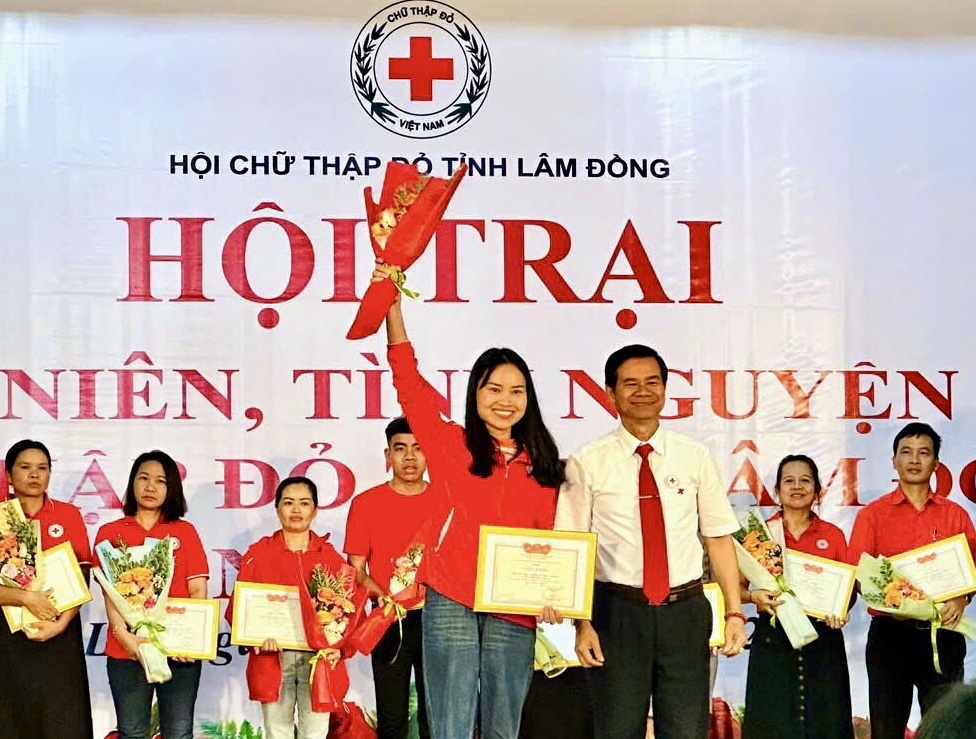 Khen thưởng các đội tình nguyện viên chữ thập đỏ xuất sắc