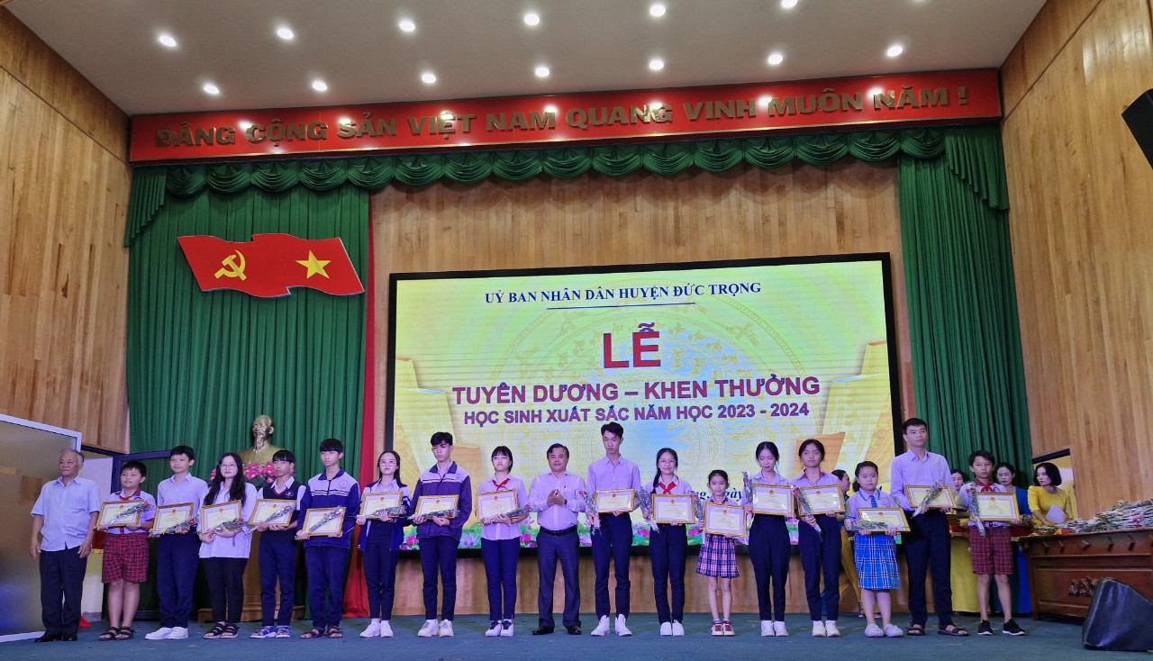 Đức Trọng: Tuyên dương 156 học sinh xuất sắc