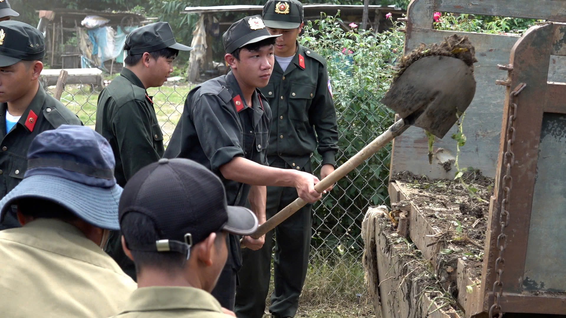 Hành quân giúp dân miền sơn cước