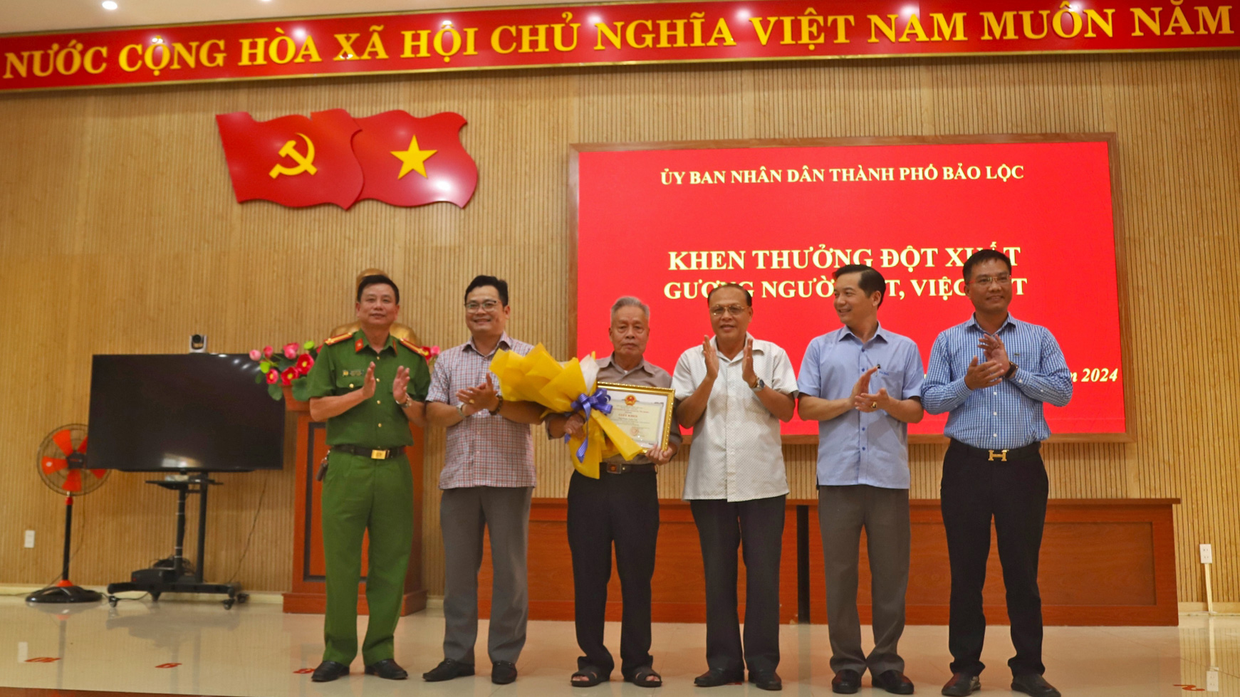 Bảo Lộc: Khen thưởng cụ ông trả lại ví tiền cho người đánh rơi