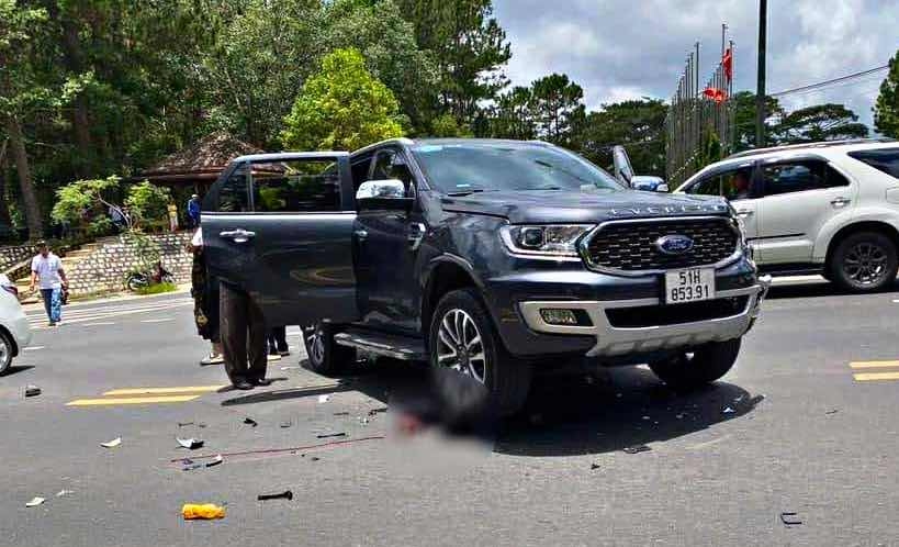 Đà Lạt: Xe ô tô va chạm với xe điện trên đèo Prenn, một trẻ em tử vong