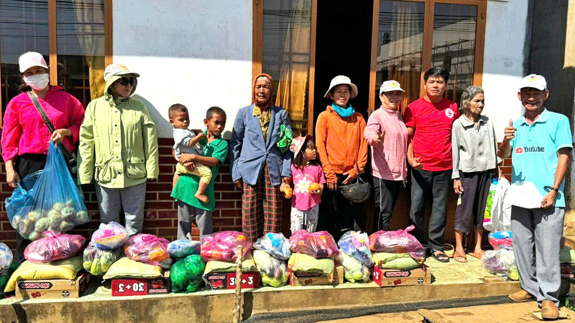 Trao tặng 150 phần quà cho người khó khăn tại huyện Bảo Lâm