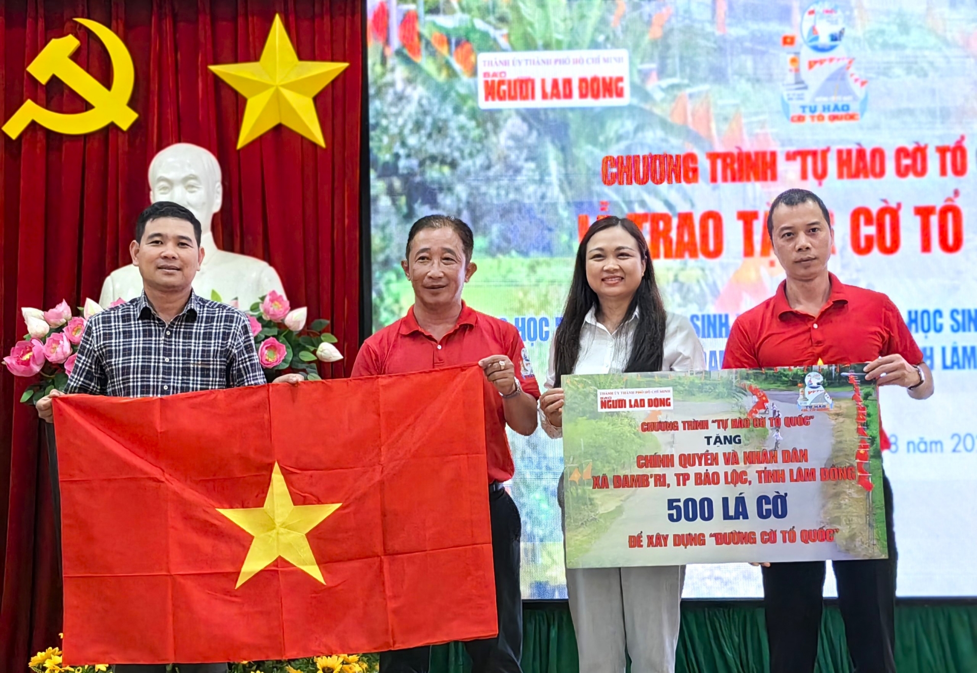 Báo Người Lao Động tặng 500 lá cờ Tổ quốc  và trao học bổng tại TP Bảo Lộc