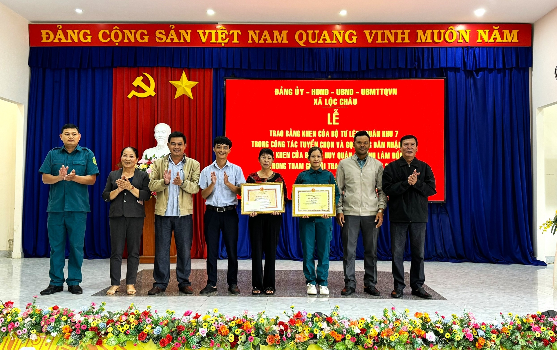 Bộ Tư lệnh Quân khu 7 tặng Bằng khen cho gia đình ở Bảo Lộc có 2 con nhập ngũ