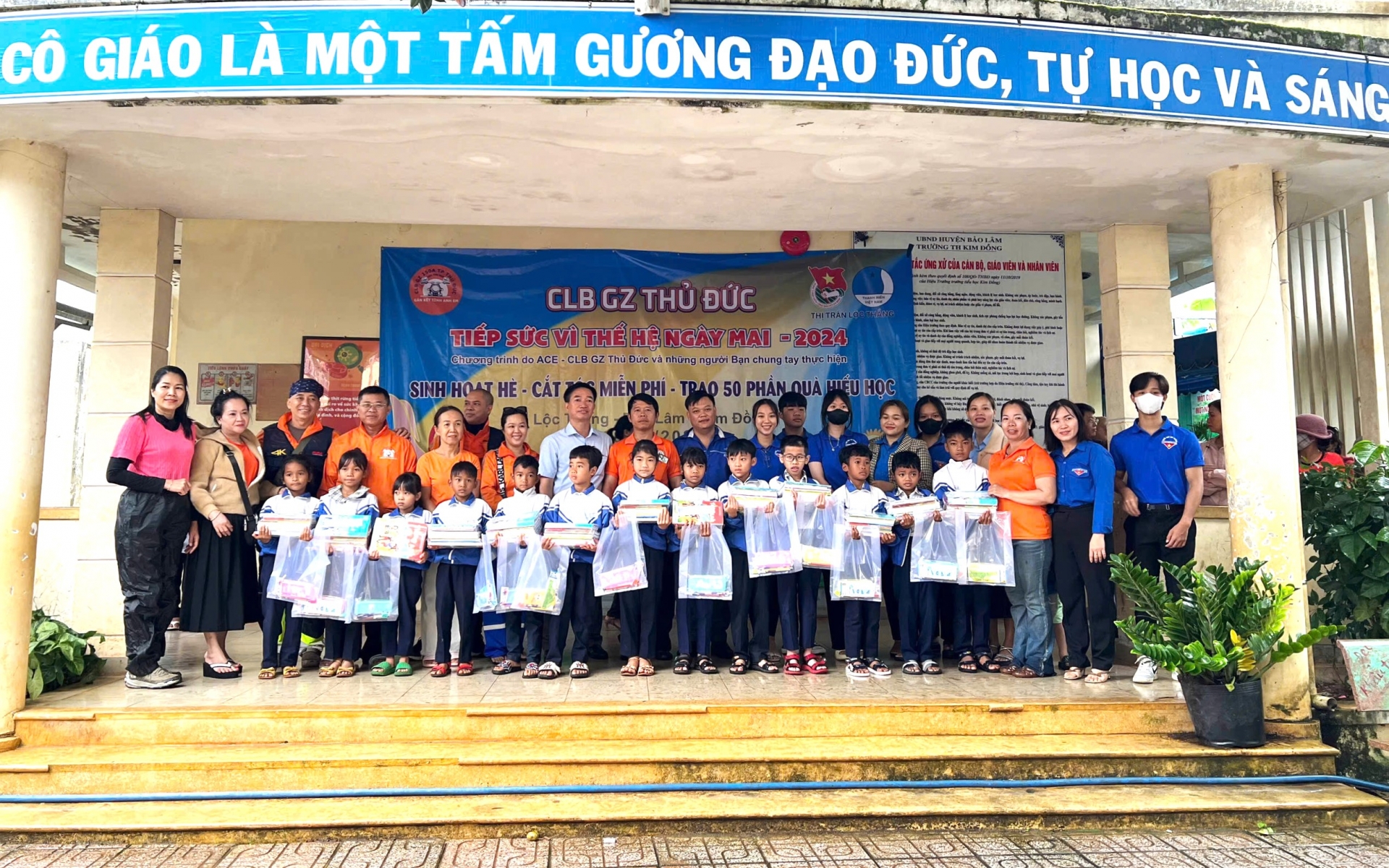 Bảo Lâm: Trao tặng 450 phần quà tiếp sức đến trường cho học sinh khó khăn