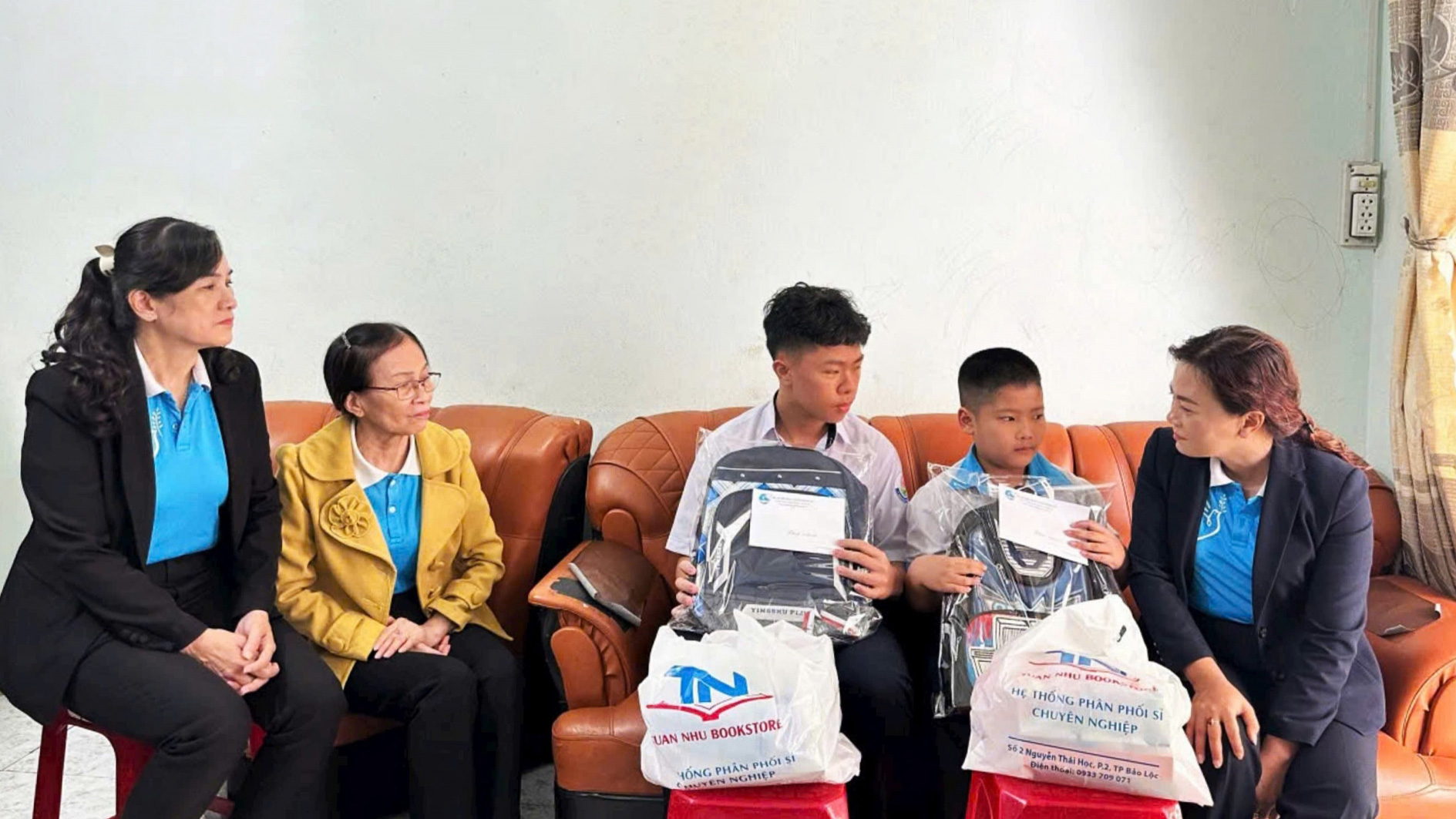 Bảo Lộc: Tặng quà học sinh đặc biệt khó khăn trước thềm năm học mới
