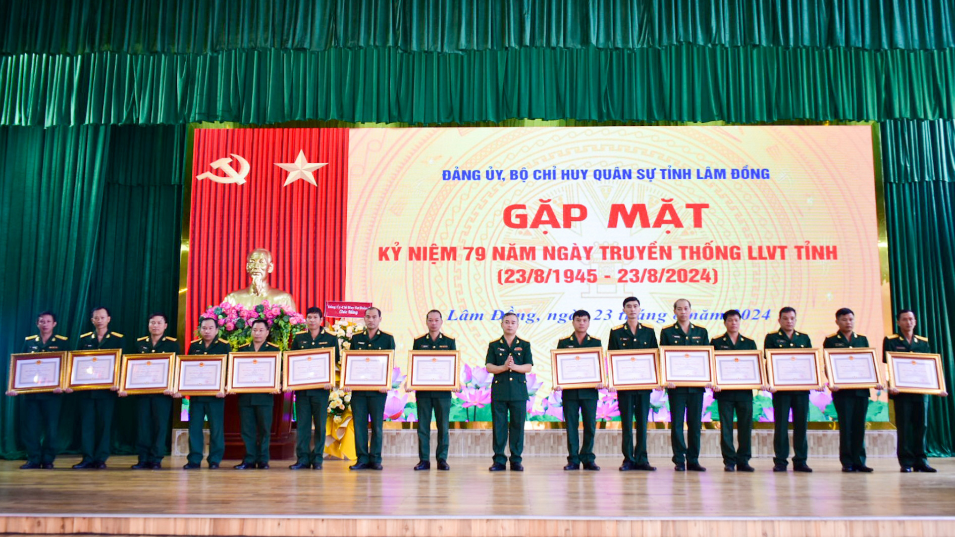 Trao 31 Huy chương Chiến sĩ vẻ vang cho cán bộ khối cơ quan Bộ CHQS tỉnh
