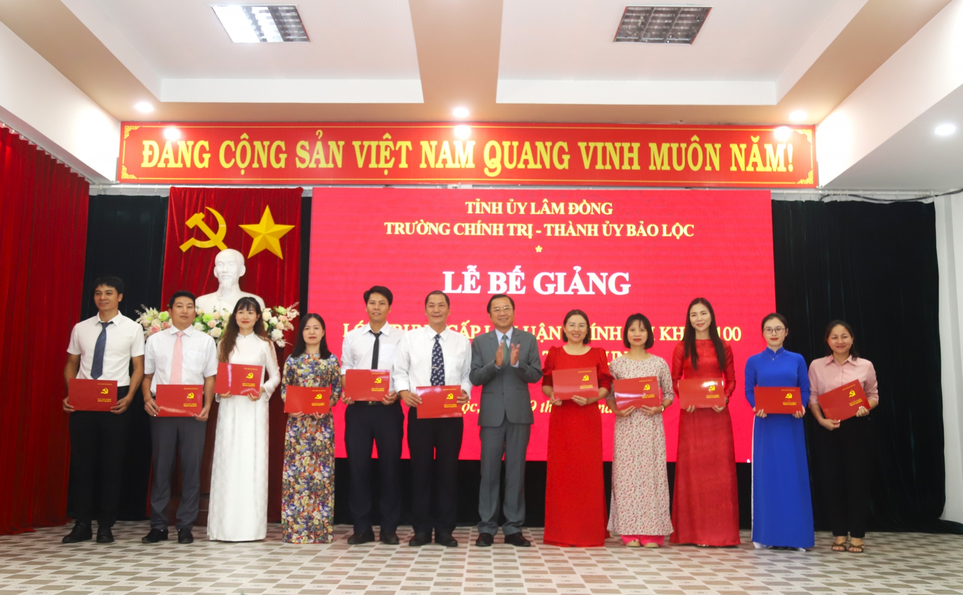Bế giảng lớp Trung cấp Lý luận chính trị khóa 100 tại TP Bảo Lộc