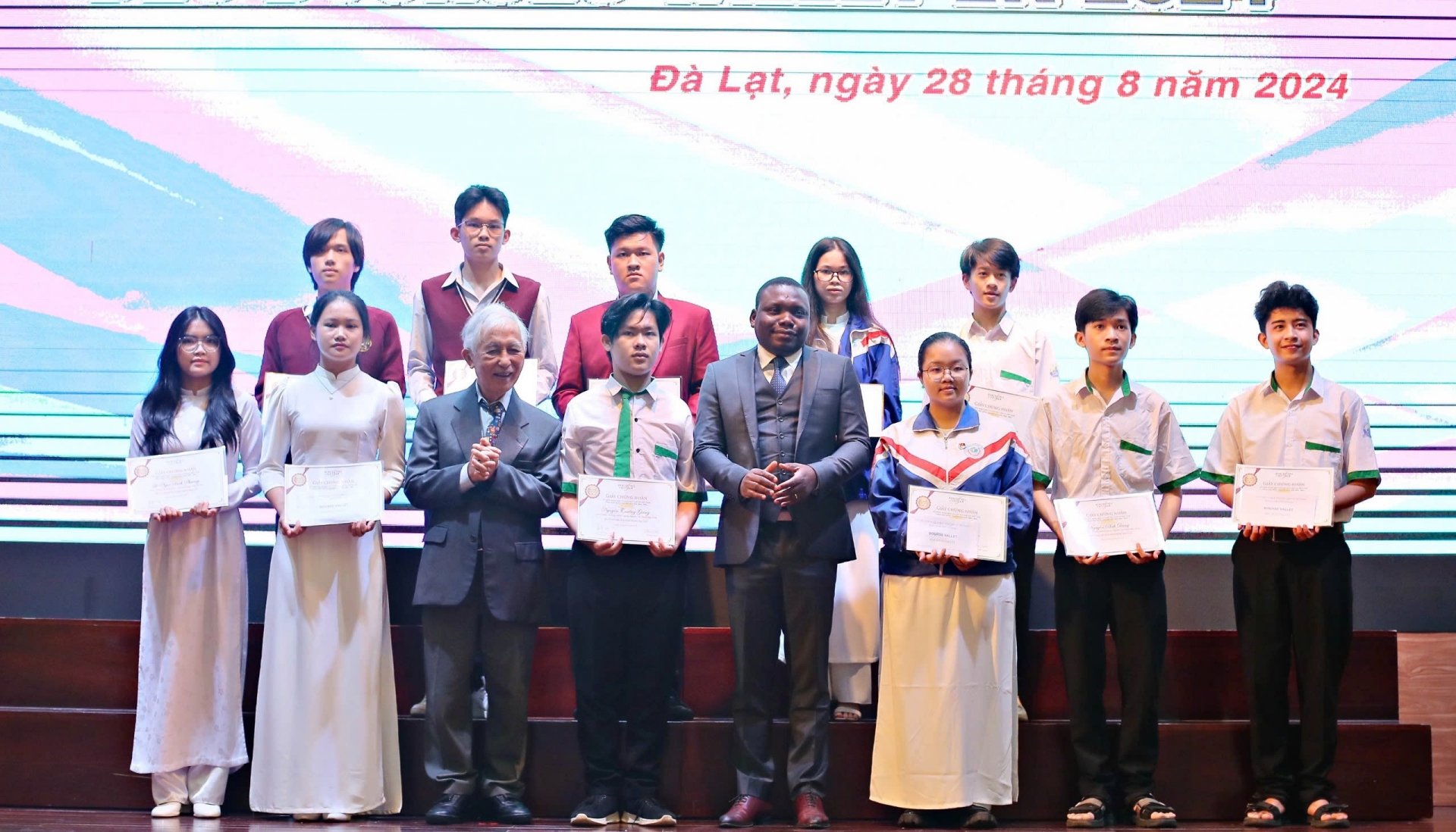 Quyền Bí thư Tỉnh ủy Lâm Đồng Nguyễn Thái Học dự lễ trao học bổng Vallet cho học sinh, sinh viên xuất sắc