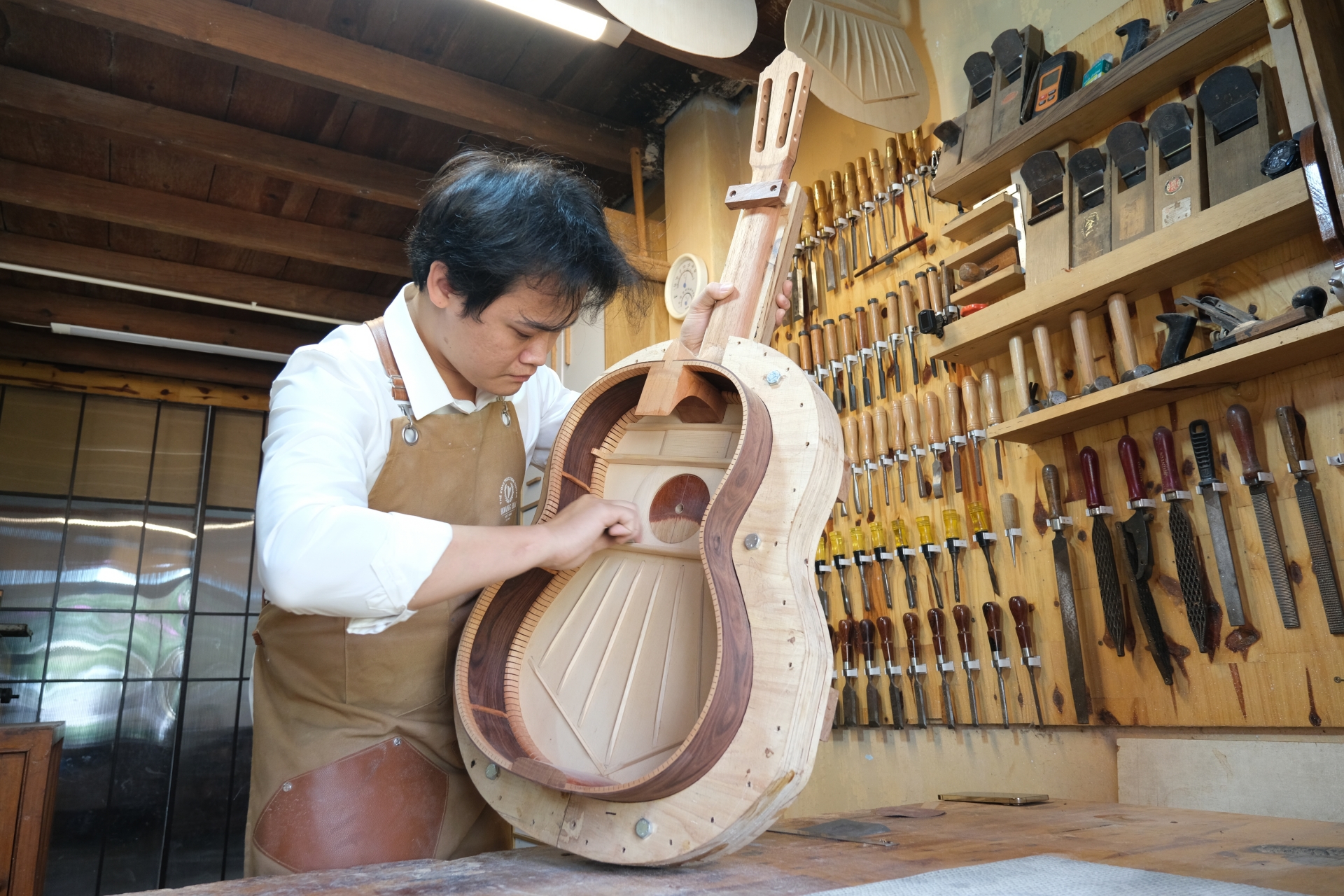 Chàng trai với niềm đam mê chế tác đàn guitar thủ công