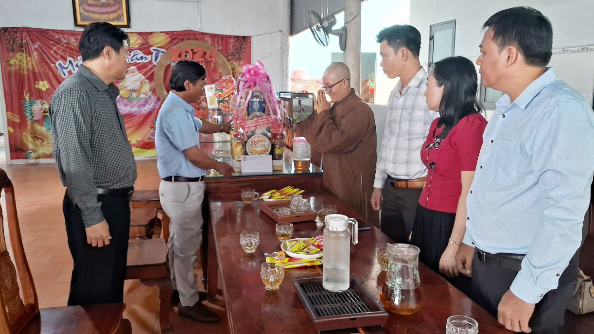 Lãnh đạo huyện Cát Tiên thăm và chúc mừng các cơ sở Phật giáo nhân lễ Vu lan năm 2024