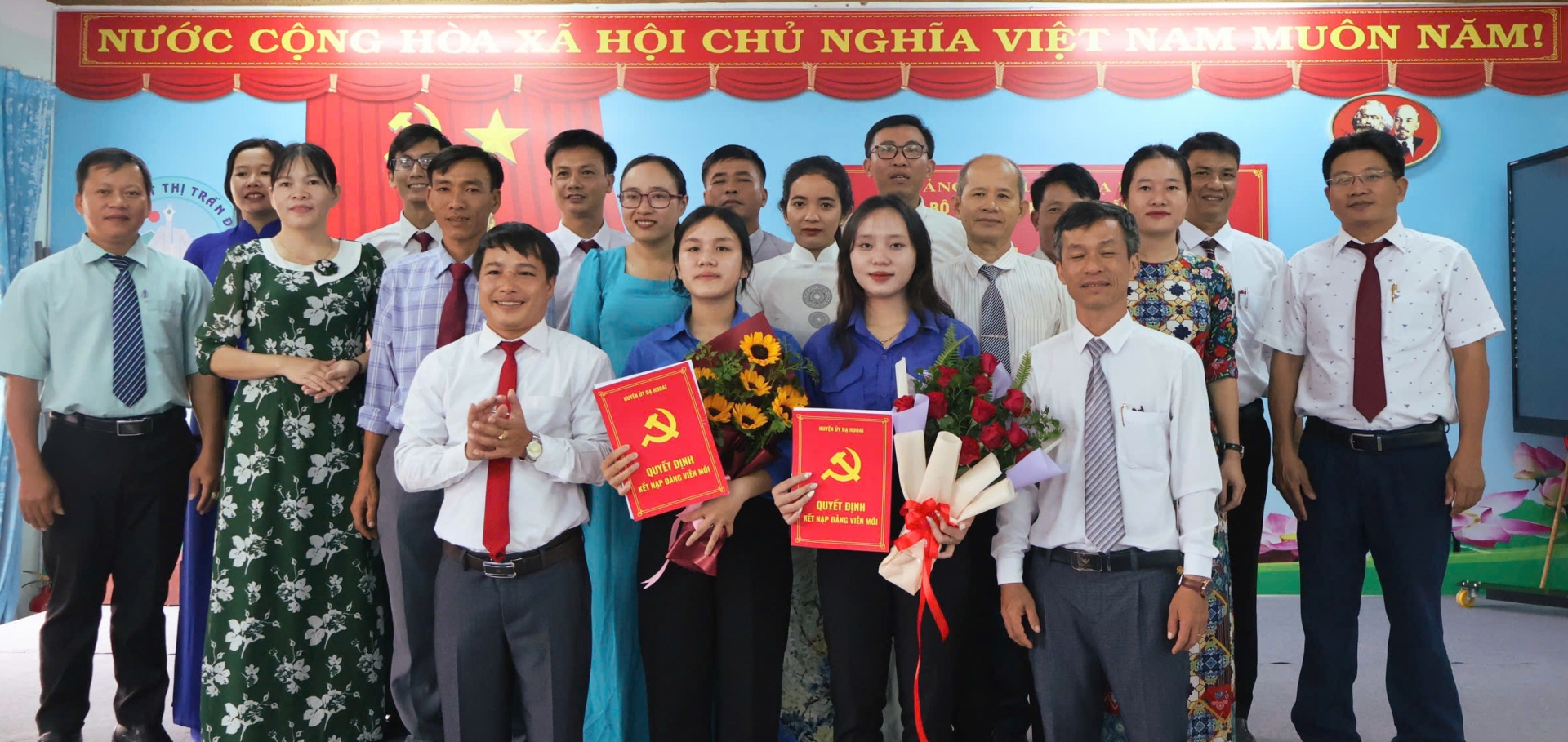 Đạ Huoai: Thêm 2 học sinh vinh dự được đứng vào hàng ngũ của Đảng