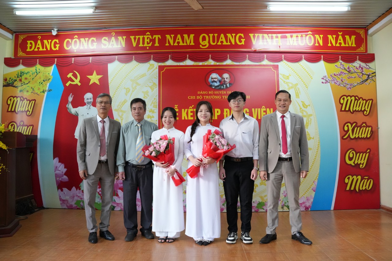 Trường THPT Di Linh kết nạp 2 đảng viên là học sinh