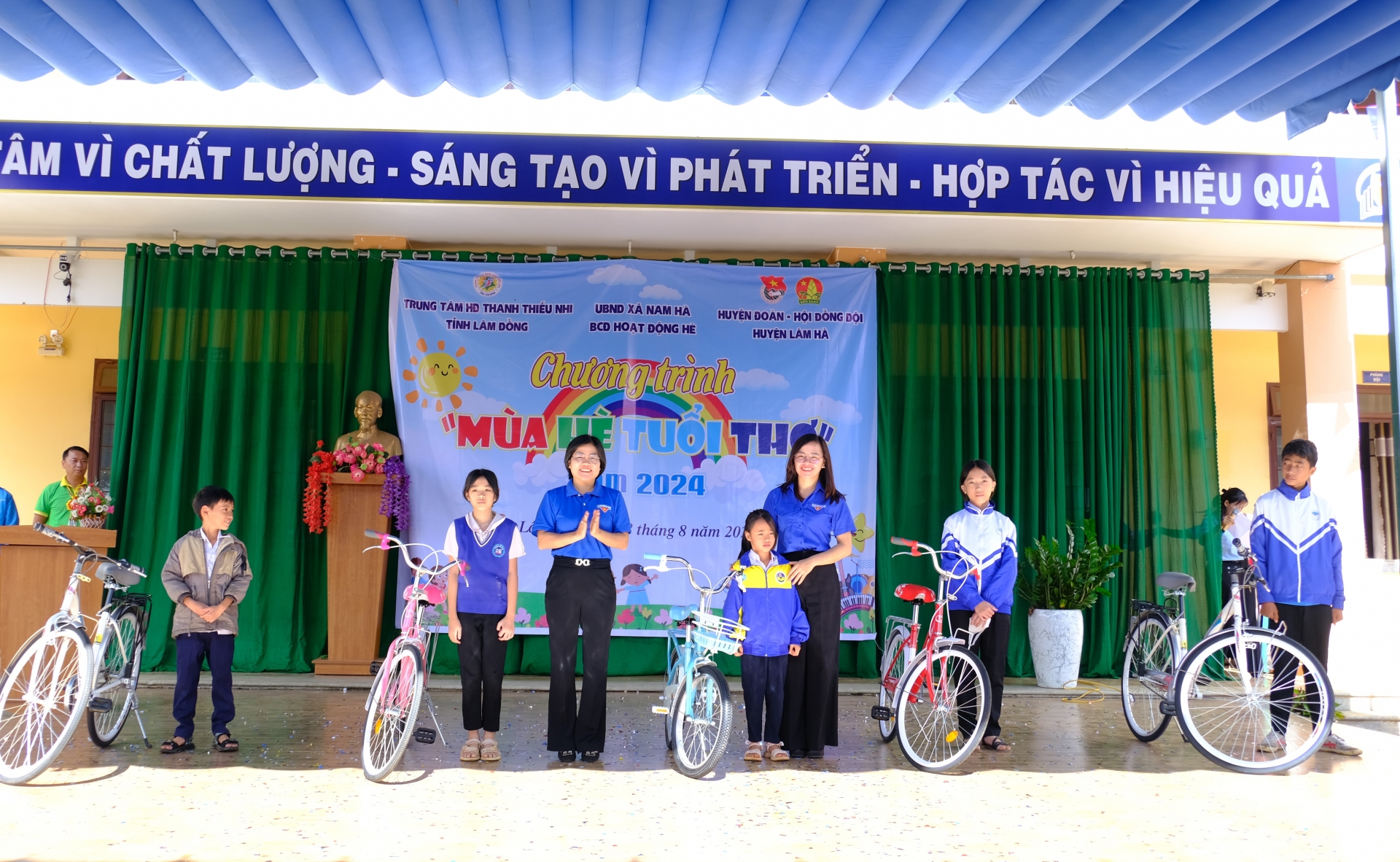 Lâm Hà: Nhiều phần quà ý nghĩa trao tặng thiếu nhi