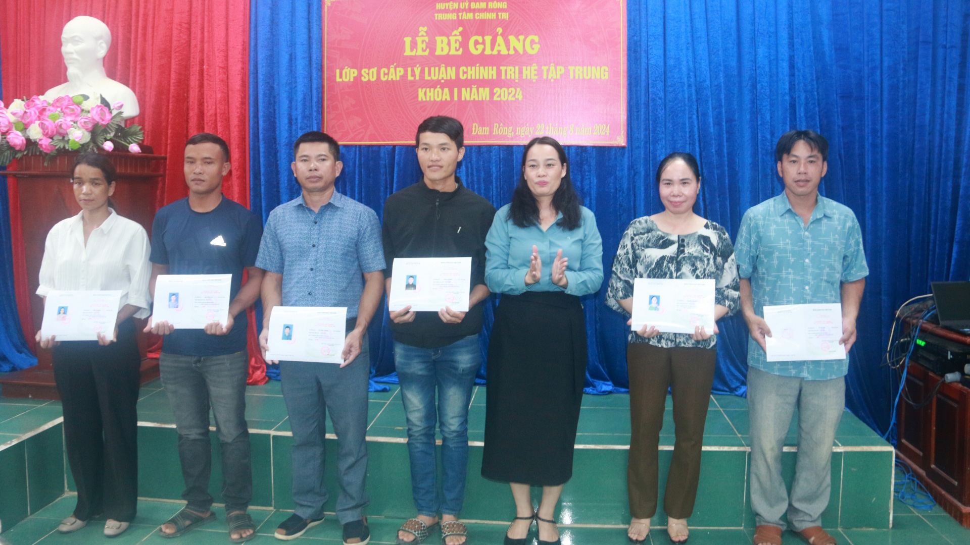 Đam Rông bế giảng lớp Sơ cấp lý luận chính trị hệ tập trung