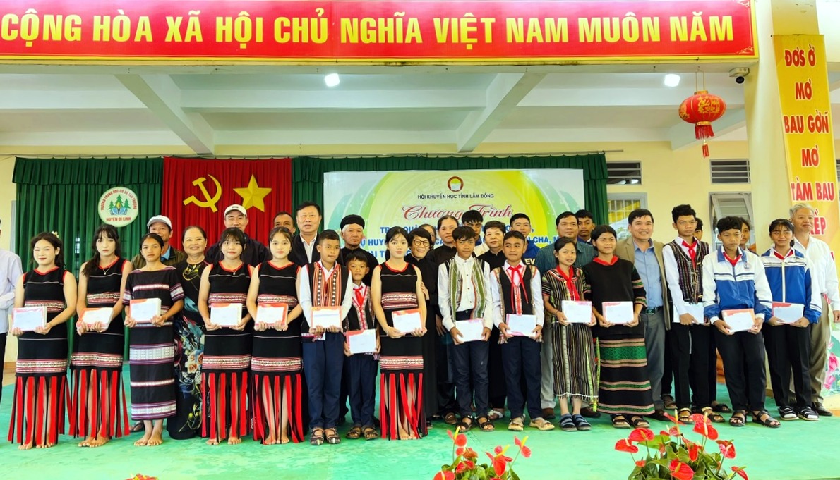 Trao tặng 250 phần quà, học bổng cho học sinh, đồng bào DTTS