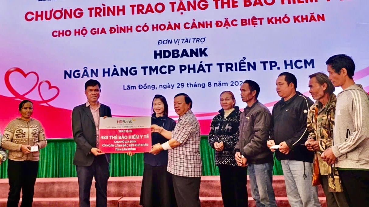 Tặng thẻ bảo hiểm y tế cho 628 người dân có hoàn cảnh khó khăn