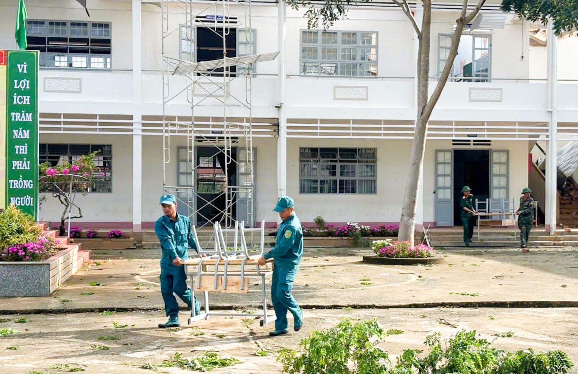 Gần 100 cán bộ, chiến sĩ khắc phục hậu quả giông lốc tại Đức Trọng