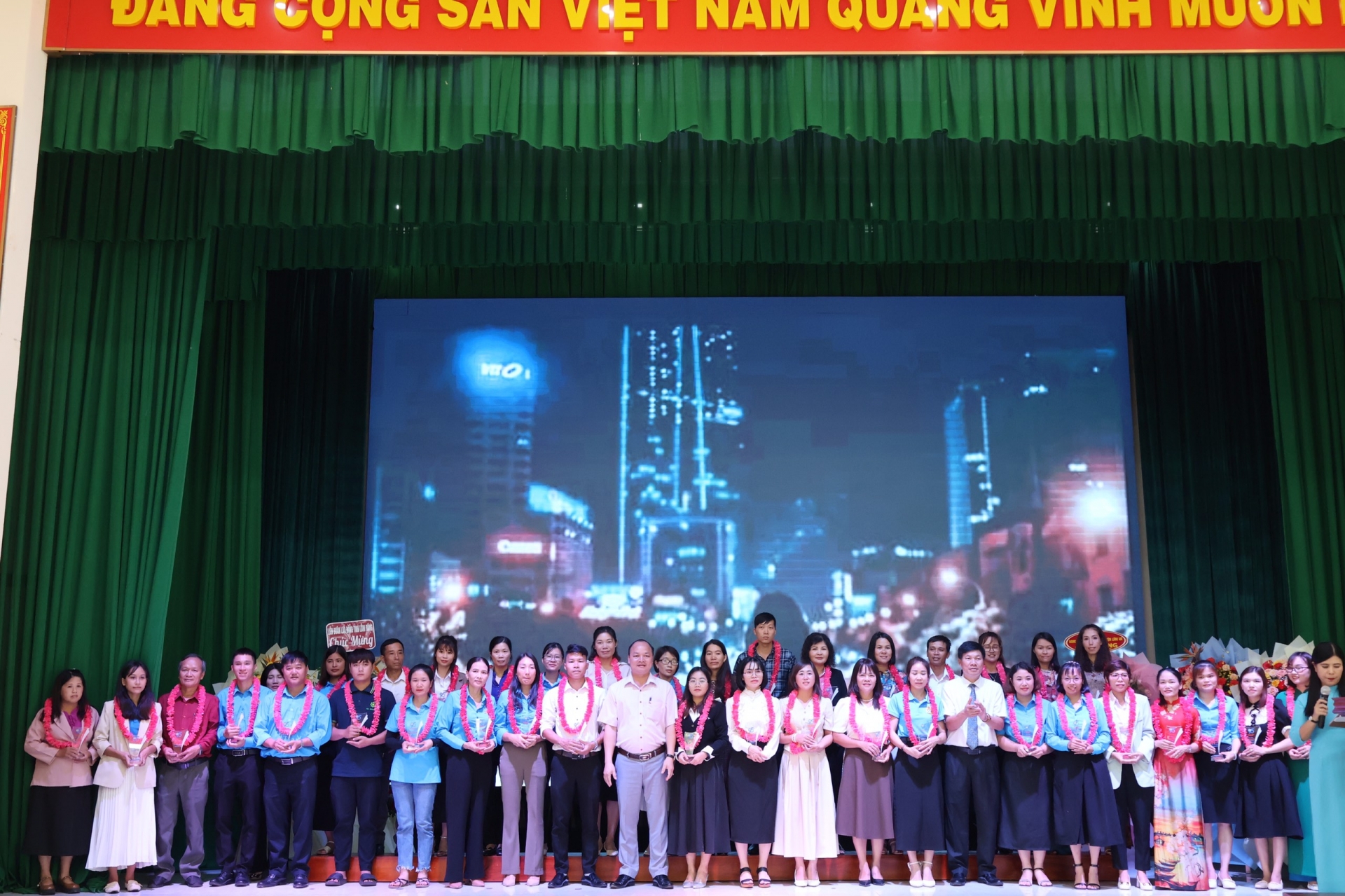Lâm Hà: Biểu dương cán bộ công đoàn, đoàn viên công đoàn tiêu biểu