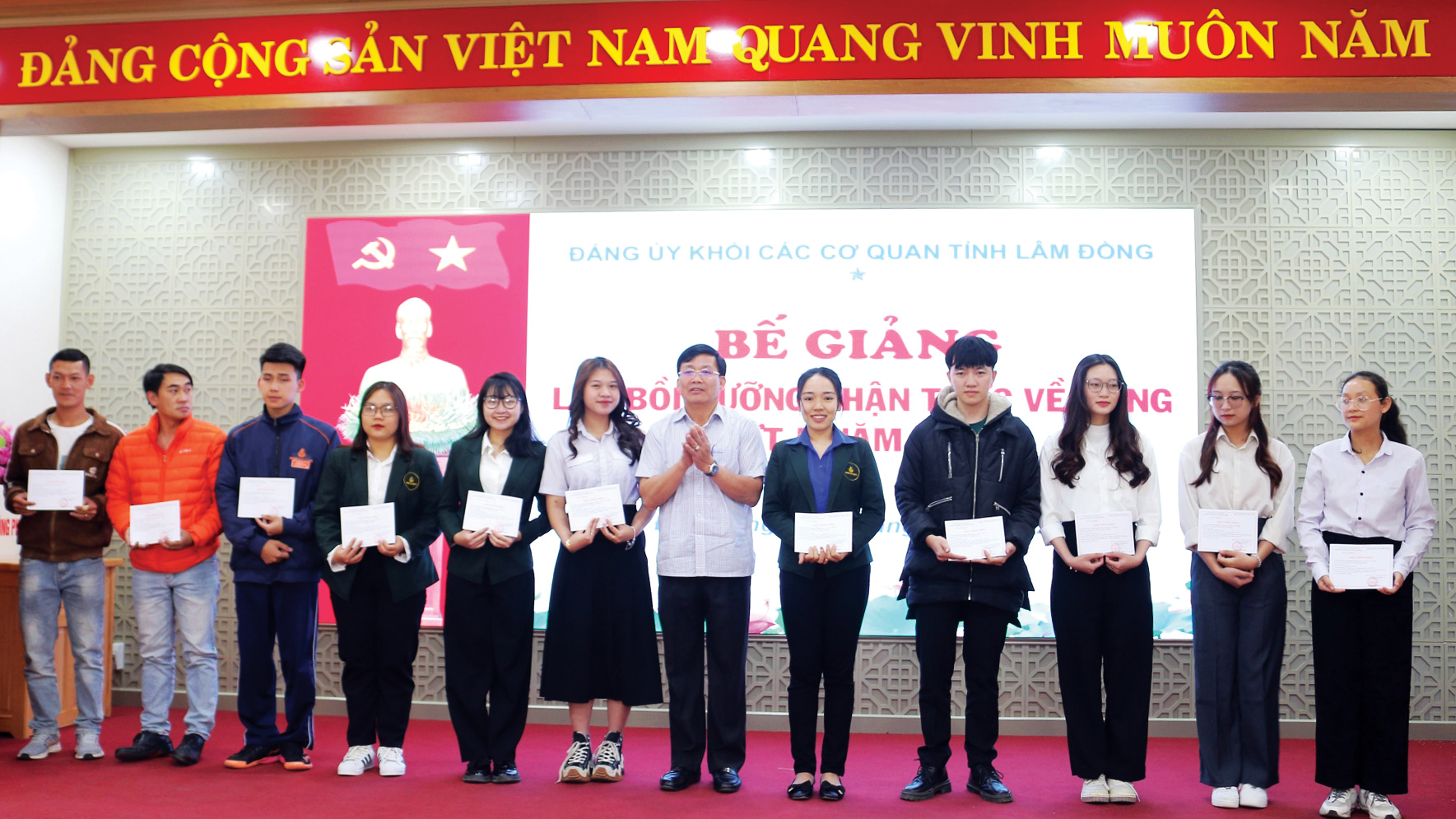 Kết nạp Đảng trong học sinh, sinh viên - yêu cầu khách quan 