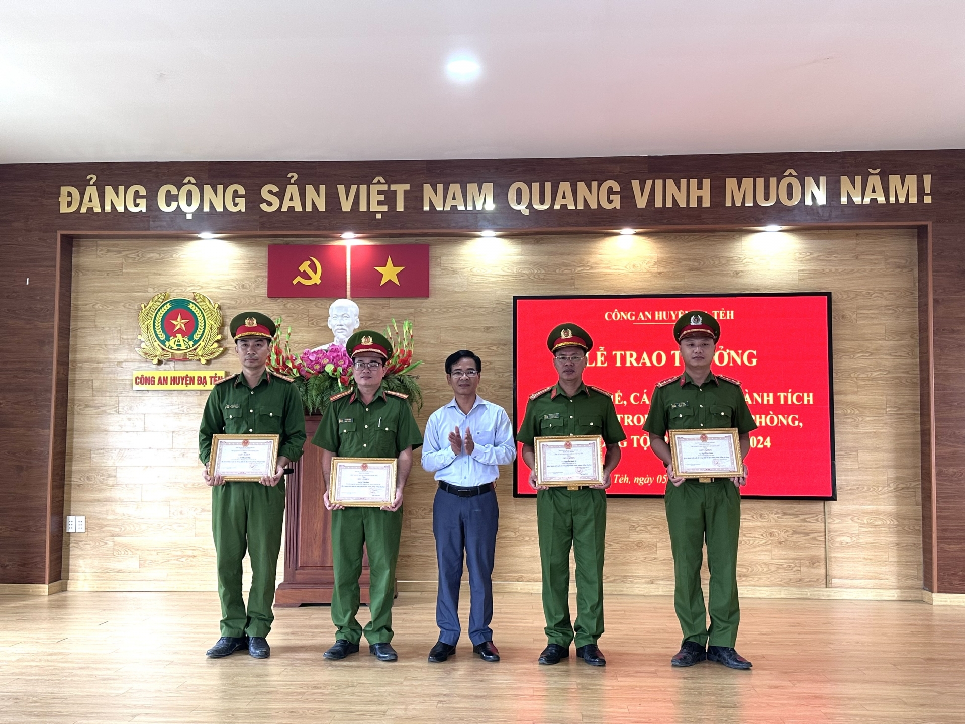 Đạ Tẻh: Khen thưởng tập thể, cá nhân có thành tích xuất sắc trong công tác đấu tranh phòng chống tội phạm