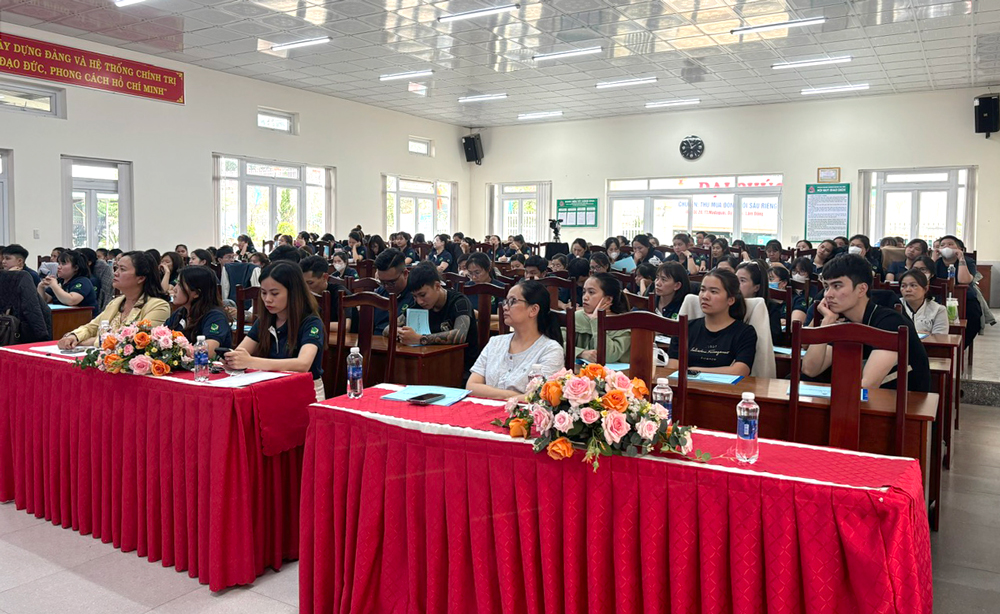 Người lao động tìm hiểu về phòng chống bạo lực gia đình