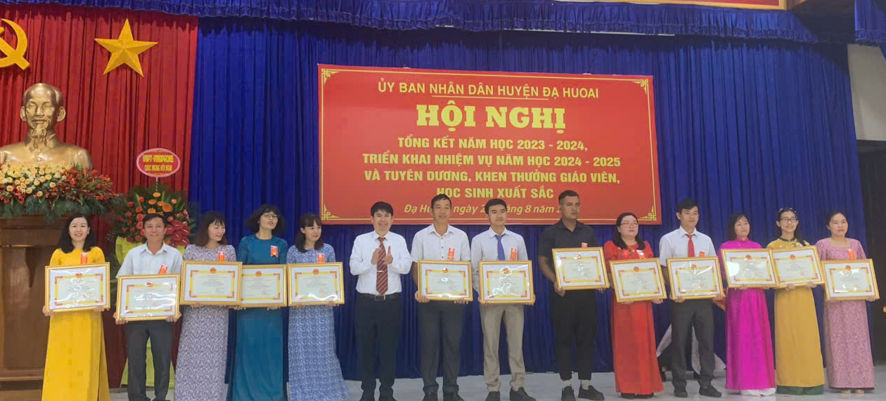 Đạ Huoai: Trường Tiểu học Trần Quốc Toản nhận Cờ thi đua của Chính phủ