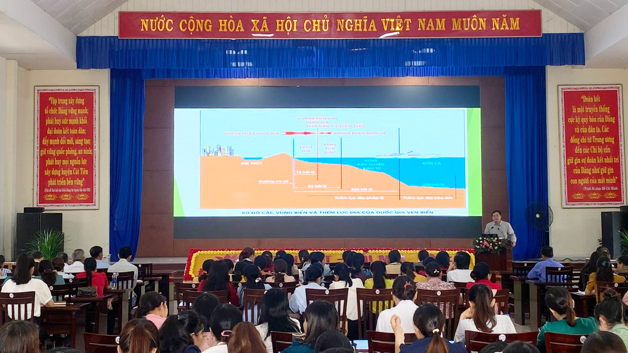 Cát Tiên: Bồi dưỡng chính trị hè cho đội ngũ cán bộ quản lý, giáo viên