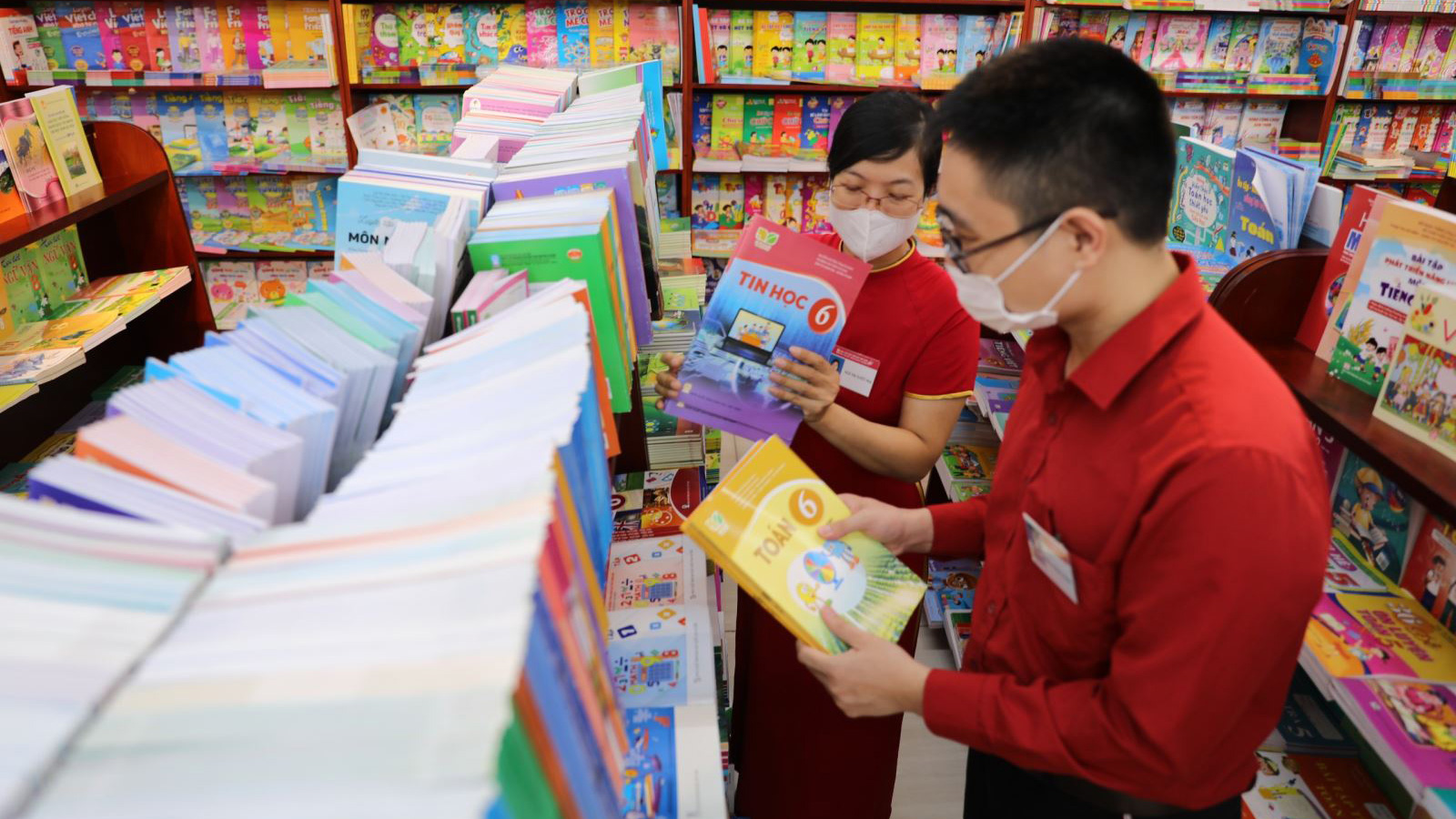 Sôi động thị trường sách giáo khoa, đồ dùng học tập