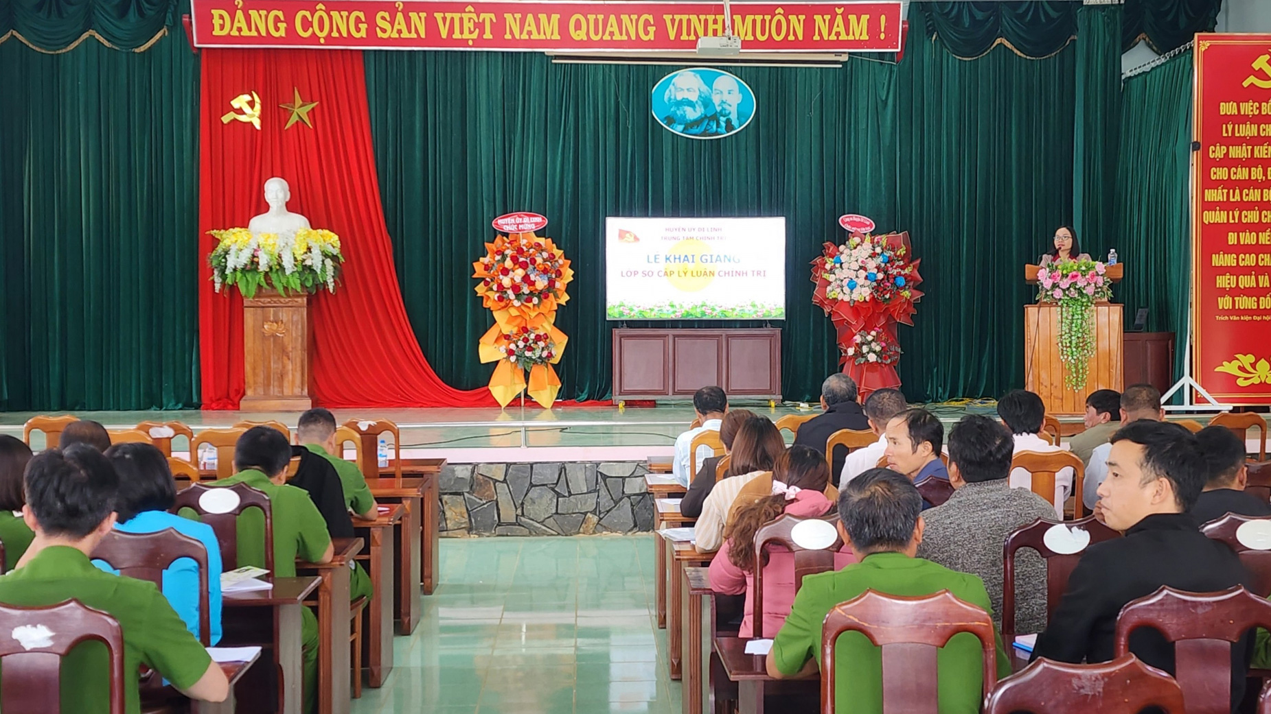 Di Linh: Khai giảng lớp sơ cấp lý luận chính trị năm 2024