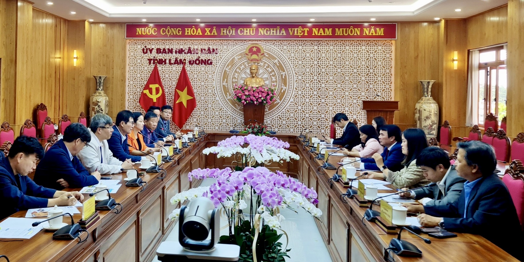 Phó Chủ tịch UBND tỉnh Lâm Đồng Phạm S tiếp đoàn công tác tỉnh Jeollanam - Hàn Quốc
