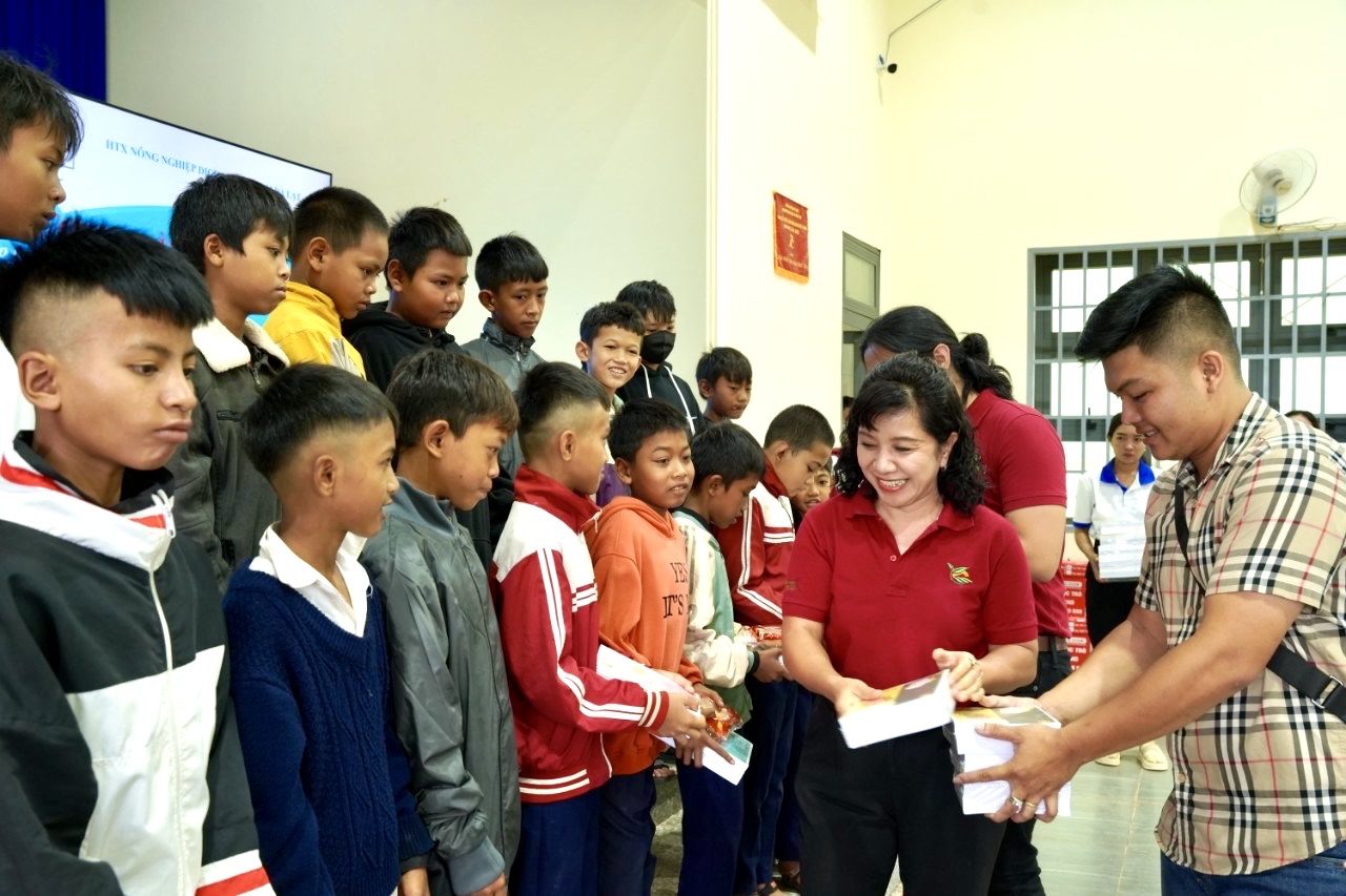 Trao tặng hơn 1.500 phần quà cho học sinh dân tộc thiểu số vùng đặc biệt khó khăn