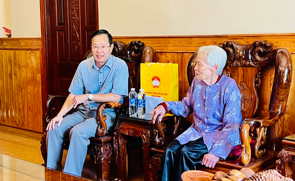 Chủ tịch Ủy ban MTTQ Việt Nam tỉnh Lâm Đồng Phạm Triều thăm mẹ Việt Nam Anh hùng Trần Thị Thung