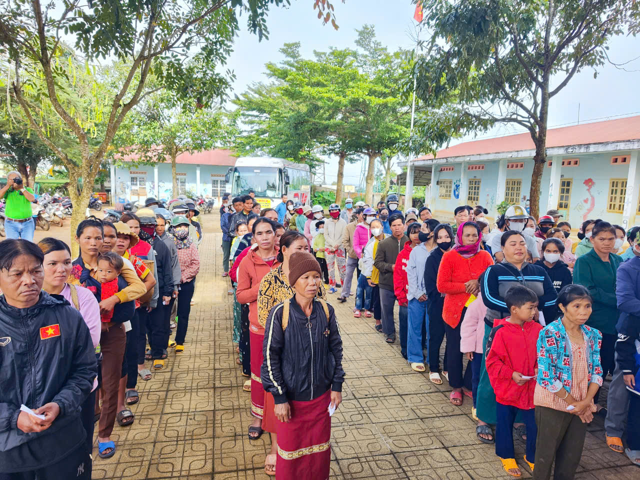 Lâm Hà: Trao 200 phần quà cho các hộ gia đình khó khăn
