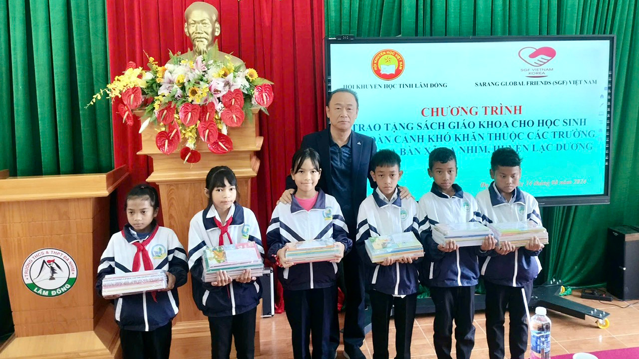 Lạc Dương: Tặng sách giáo khoa cho học sinh có hoàn cảnh khó khăn