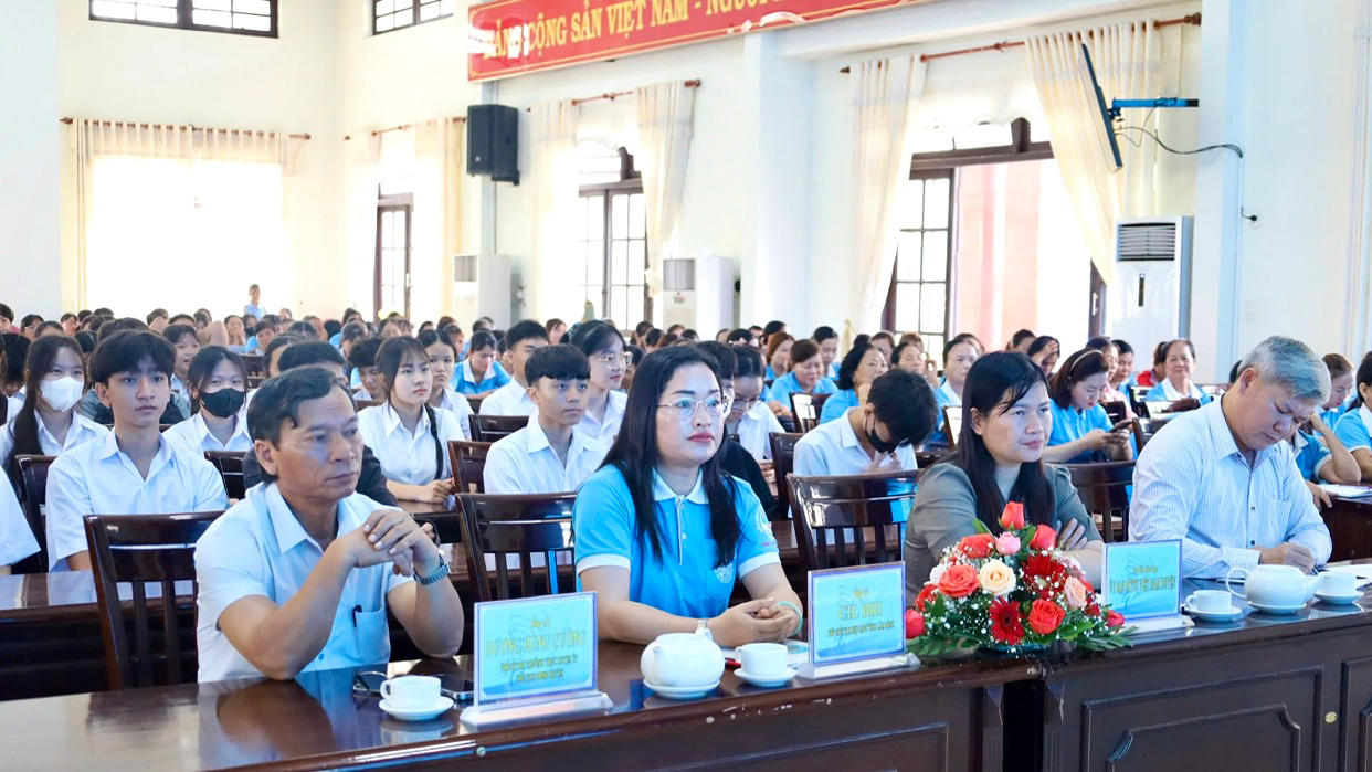 Truyền thông an toàn giao thông cho cán bộ, hội viên phụ nữ, học sinh