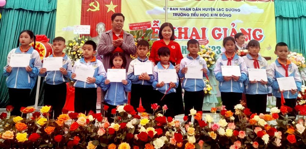 Hội Chữ thập đỏ tỉnh trao học bổng cho học sinh có hoàn cảnh khó khăn