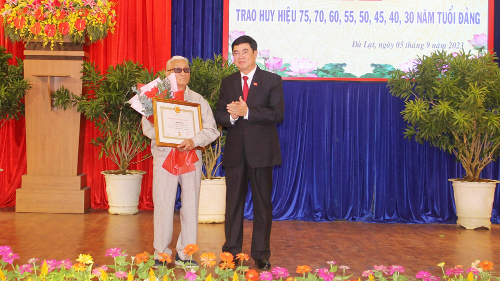 Đà Lạt: Trao tặng Huy hiệu Đảng cho 137 đảng viên