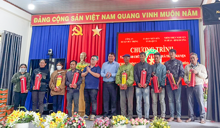 Trao tặng bình chữa cháy và quà cho người dân vùng sâu Đức Trọng