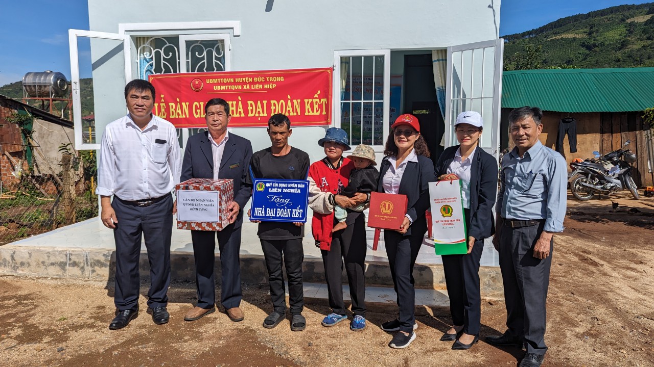 Đức Trọng: Trao 2 nhà đại đoàn kết cho hộ nghèo dân tộc thiểu số