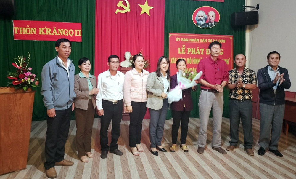 Nữ trưởng thôn làm theo lời Bác