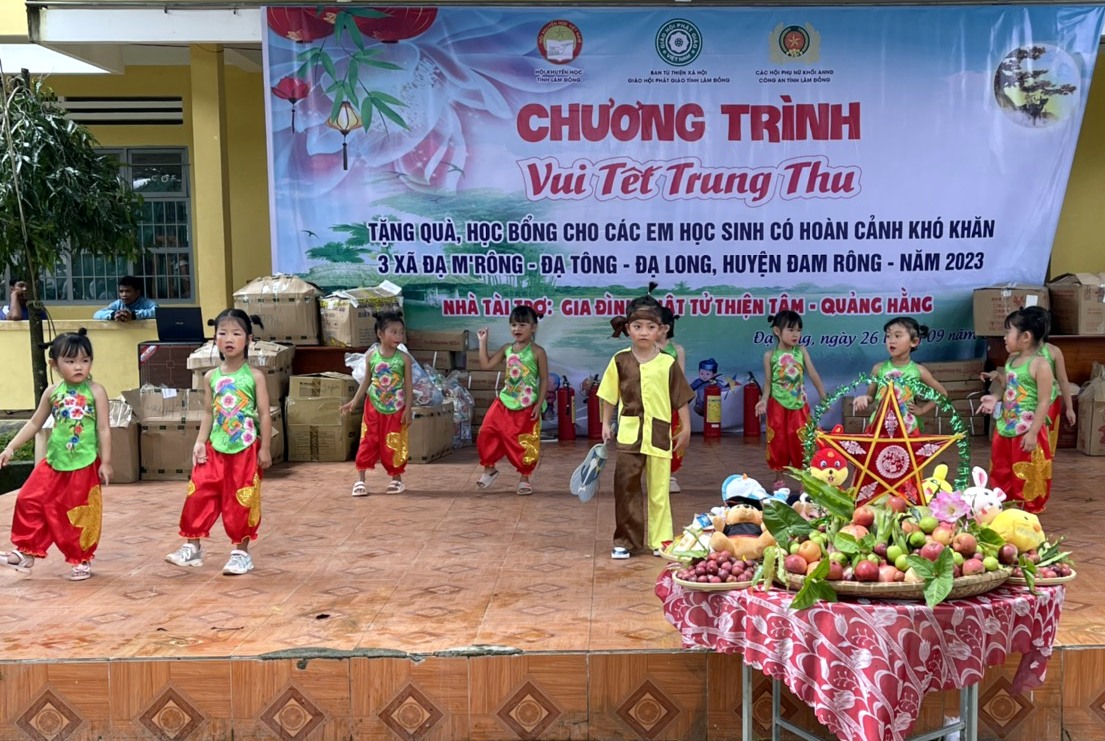 Cùng vui Trung thu với trẻ em nghèo