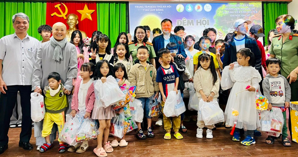 Đà Lạt: Trao 230 phần quà Trung thu cho trẻ em
