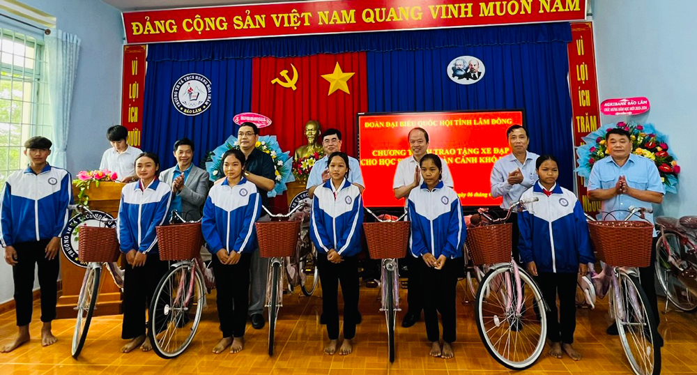 Trưởng Đoàn ĐBQH Lâm Đồng trao tặng xe đạp cho học sinh huyện Bảo Lâm