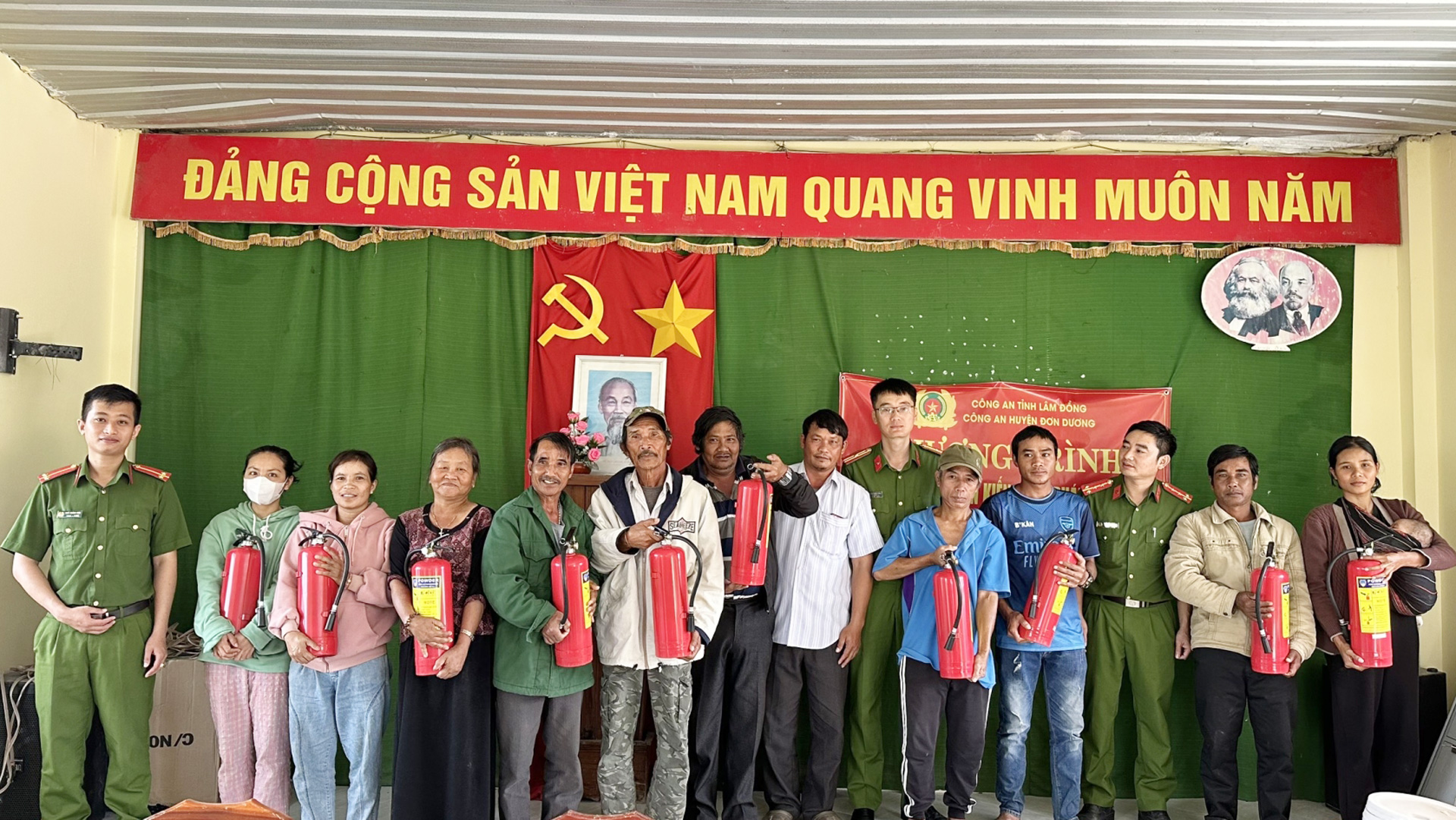 Đơn Dương: Tặng bình chữa cháy cho đồng bào dân tộc thiểu số