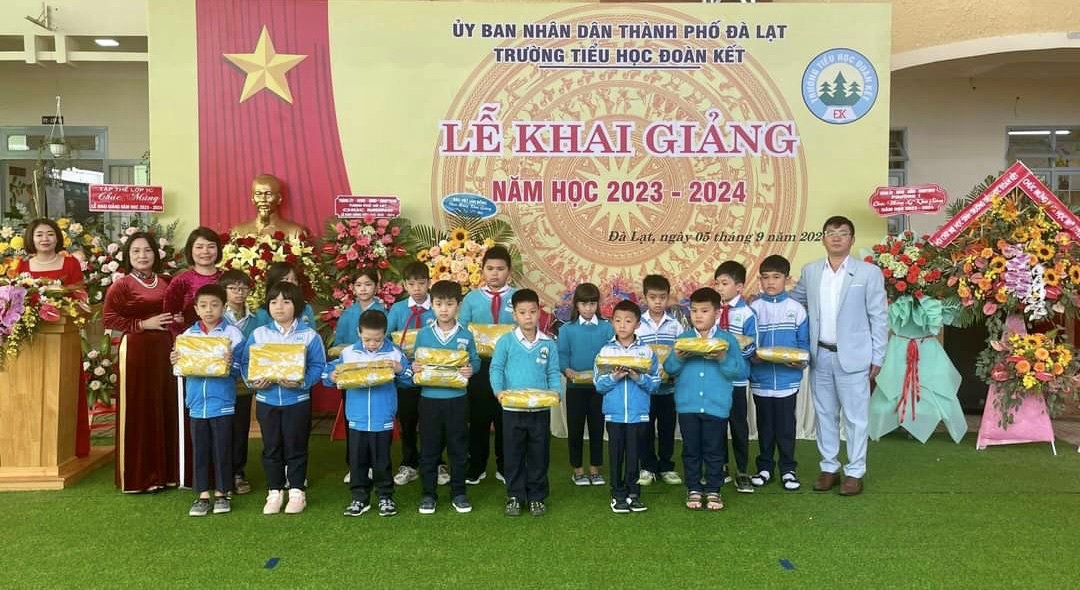 Đà Lạt: Trao tặng gần 1.000 suất quà, học bổng, BHYT cho học sinh có hoàn cảnh khó khăn