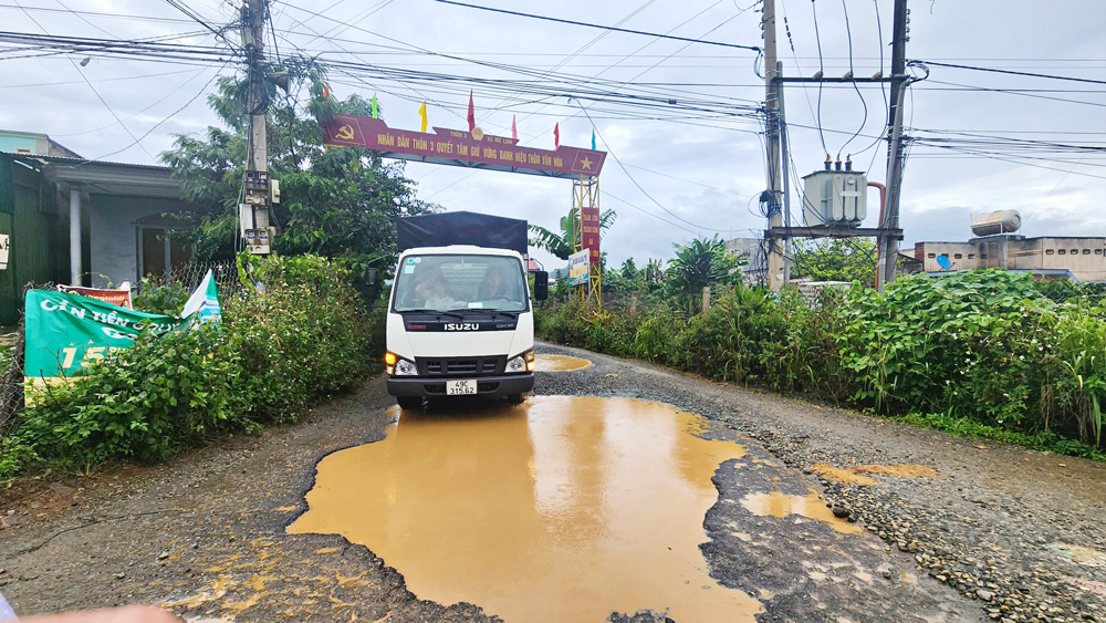 Dân kêu trời vì đường liên thôn dày đặc “ổ voi”, “ổ gà”